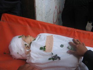 Hadlid being laid to rest (picture by laila El-haddad)
