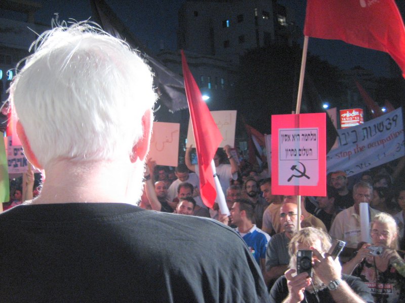 Avnery addressing the rally: "Olmert is a war junkie!"
