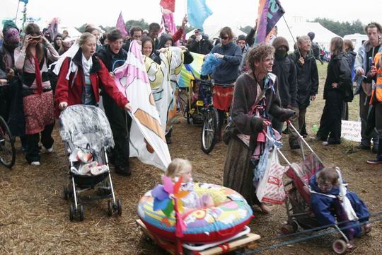 Kids bloc leaves the Camp ...