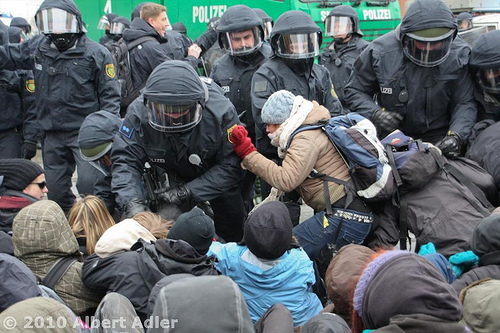 police tries to break the blockade