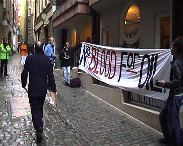 U'wa solidarity action at Fidelity (Foto)