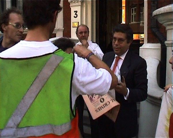 U'wa solidarity action - Columbian embassador has to walk through banners (foto)