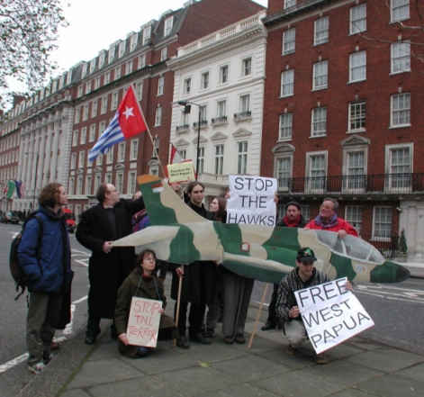 West Papua activists fly Hawk jet past Inonesian Embassy