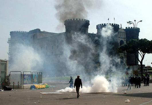 Naples: protesters clash with police (photo 1)