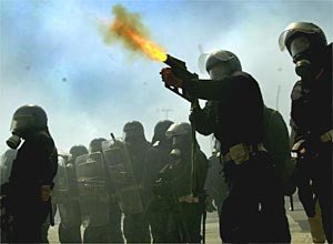 Police open fire -photo