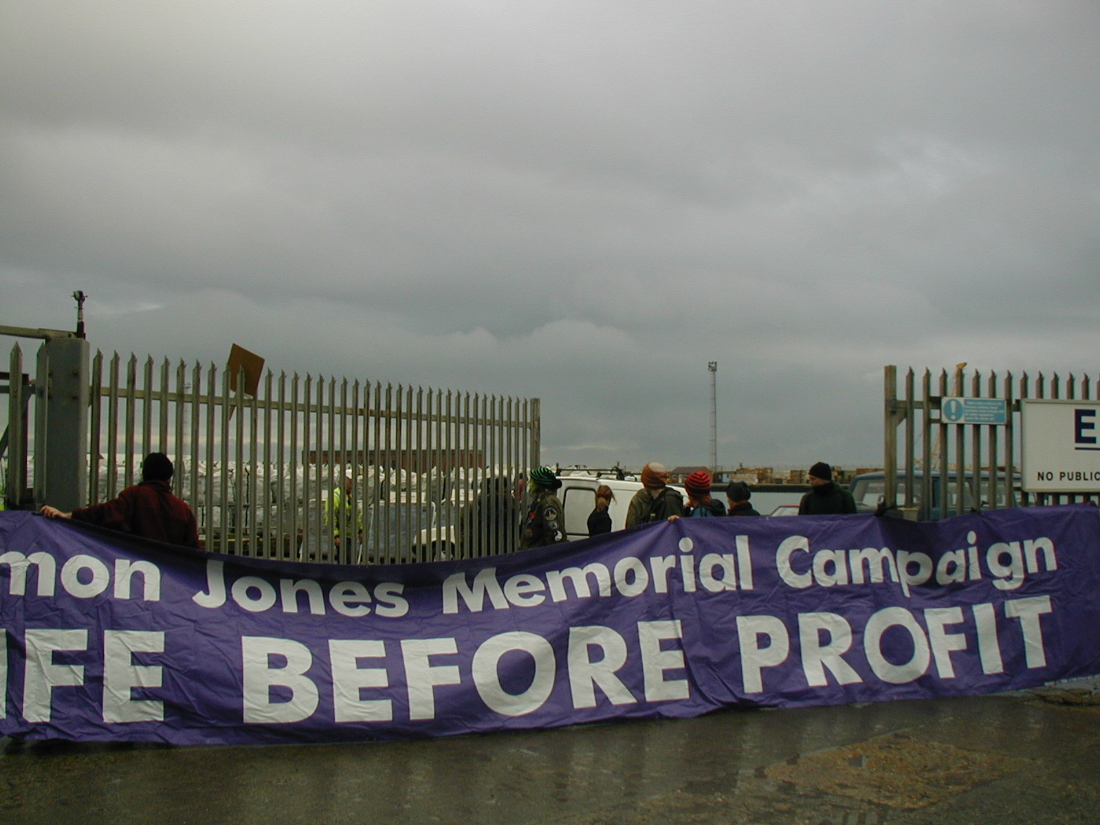 Action shuts down Euromin - five arrested