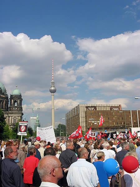 70,000 against bush, war and capitalist globalization in berlin