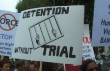 hugs not drugs demo foto