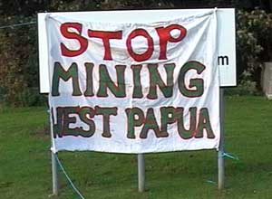 Photos of blockade of front gate