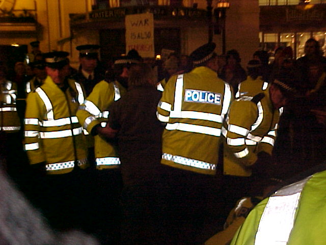 Fotos Mass Sit-Down in Picadilly and Arrests