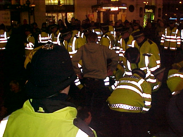 Fotos Mass Sit-Down in Picadilly and Arrests