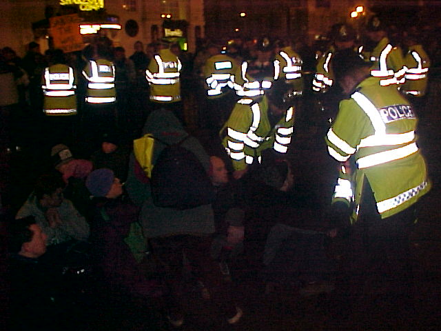 Fotos Mass Sit-Down in Picadilly and Arrests