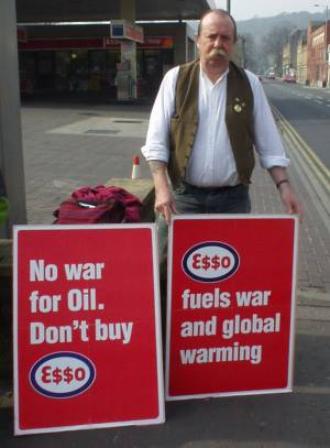 Esso Picket in Todmorden, West Yorkshire