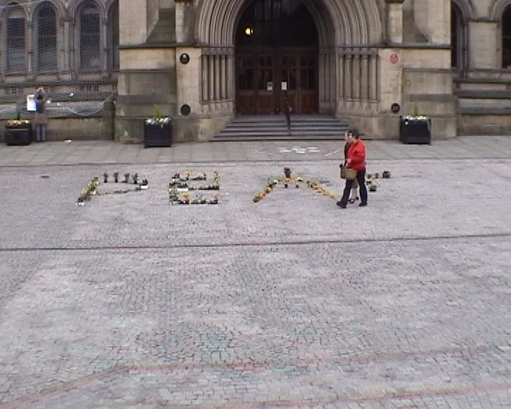 Manchester says "peace" with flowers -photos
