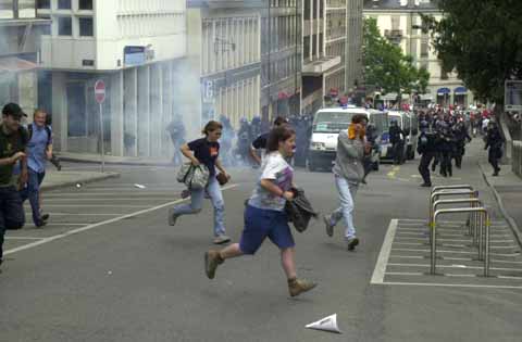 G8: Injured imcuk Photographers Report on Police Repression