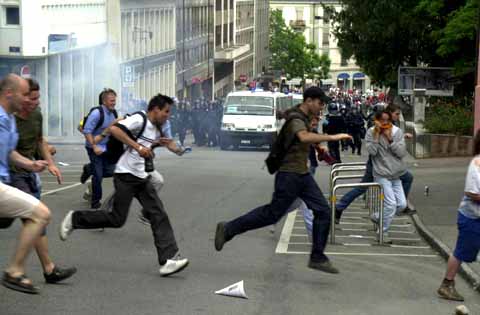 G8: Injured imcuk Photographers Report on Police Repression