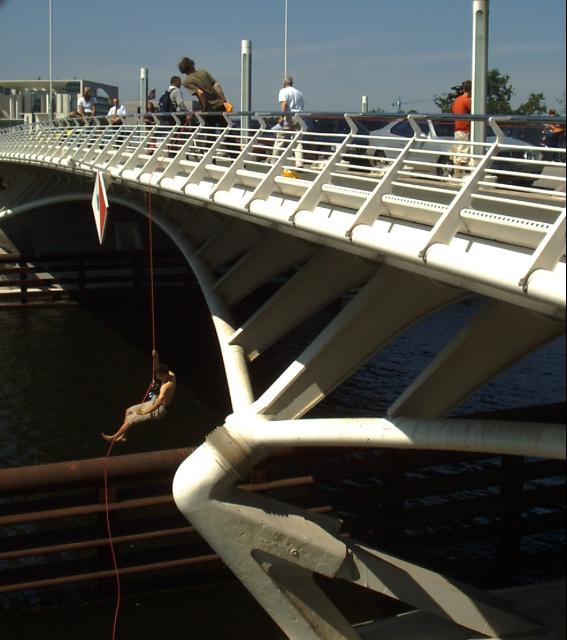 Upsailing action in Berlin to highlight Swiss police repression