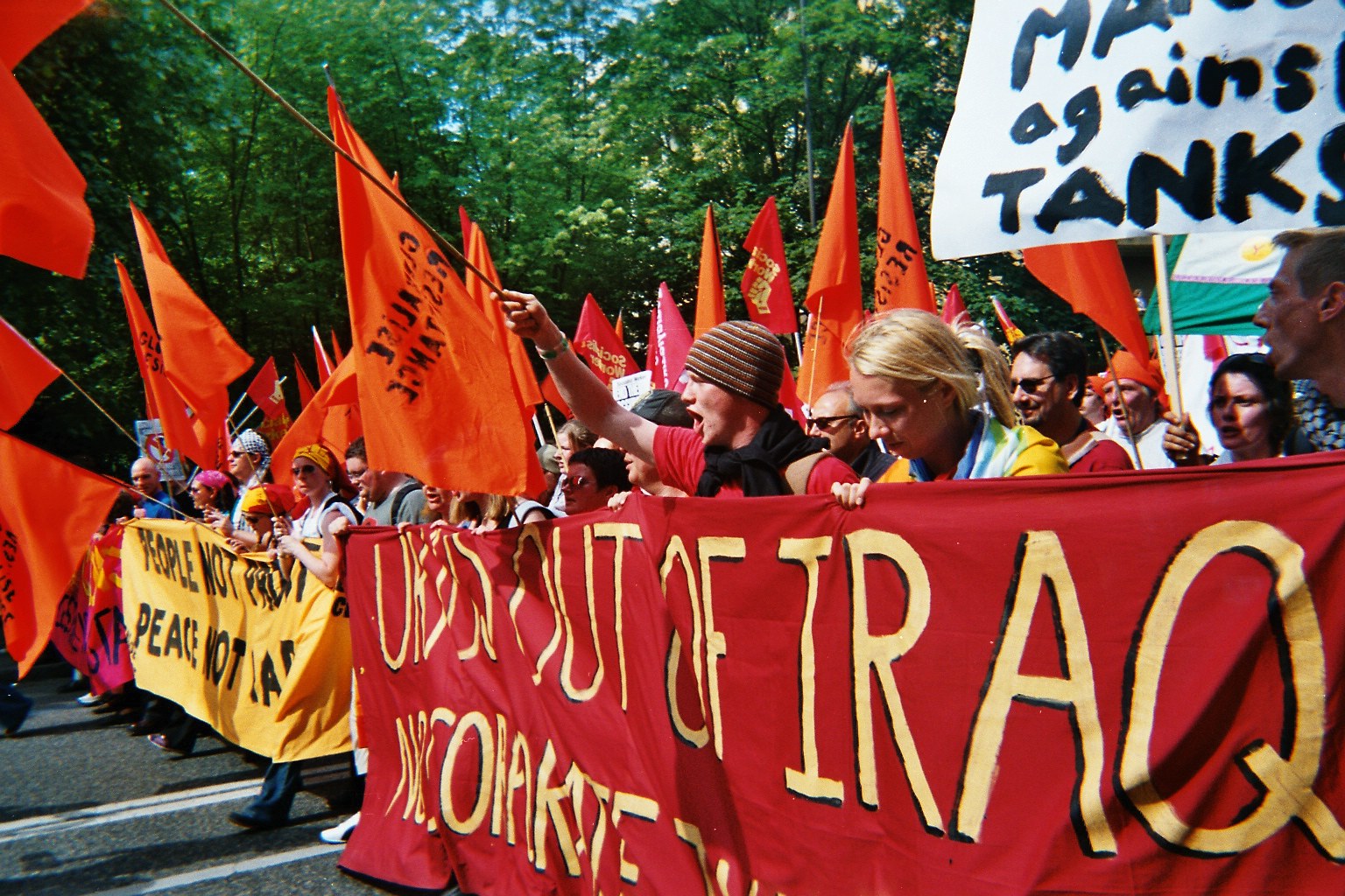 photos-geneva march G8 protests 1.6.2003