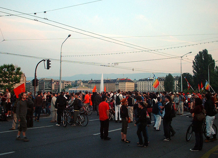 Pont Mont Blanc blockaded against G8 in evian