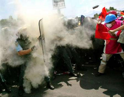 LaHaine: pic from the march to the red zone, notice flying teargas canister!