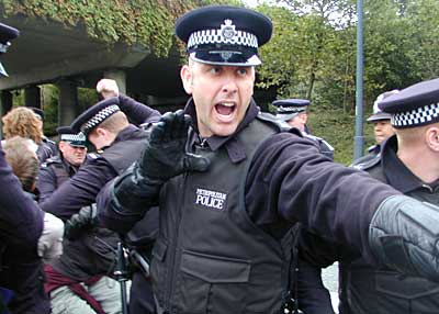 Thug copper at Connaught Bridge - 10 Sept at 13:17hrs