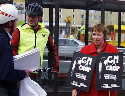 Mark Ballard (MSP) center, talks to other grassroot anti-GM campaigners