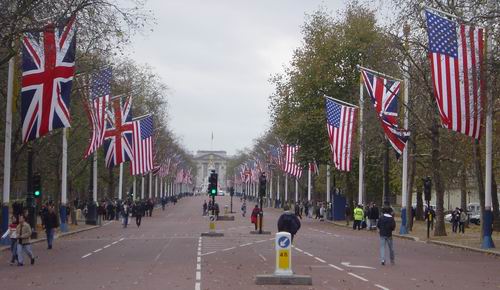 Distinct lack of cheering crowds around buck house