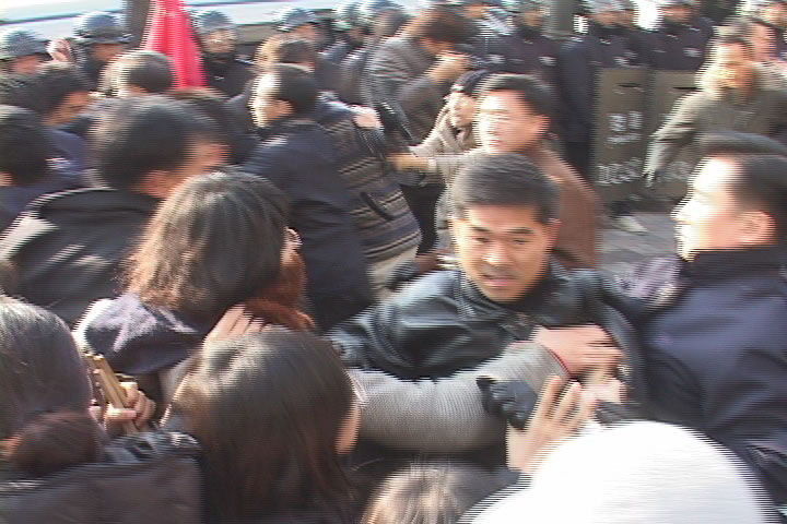 Immigration police in action against migrant workers