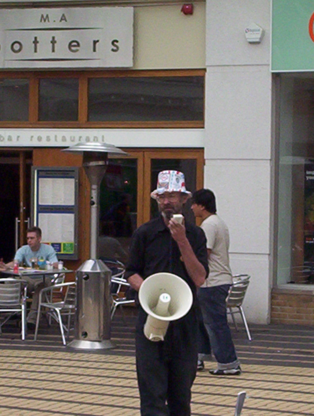 phil rouses the crowd in wimbledon
