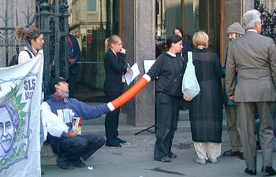 Lockon Outside Nat Gallery Entrance