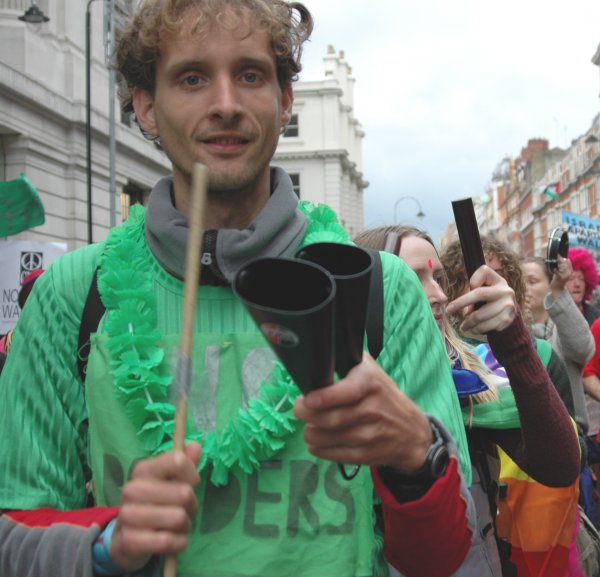 [picture report] Samba against war in london