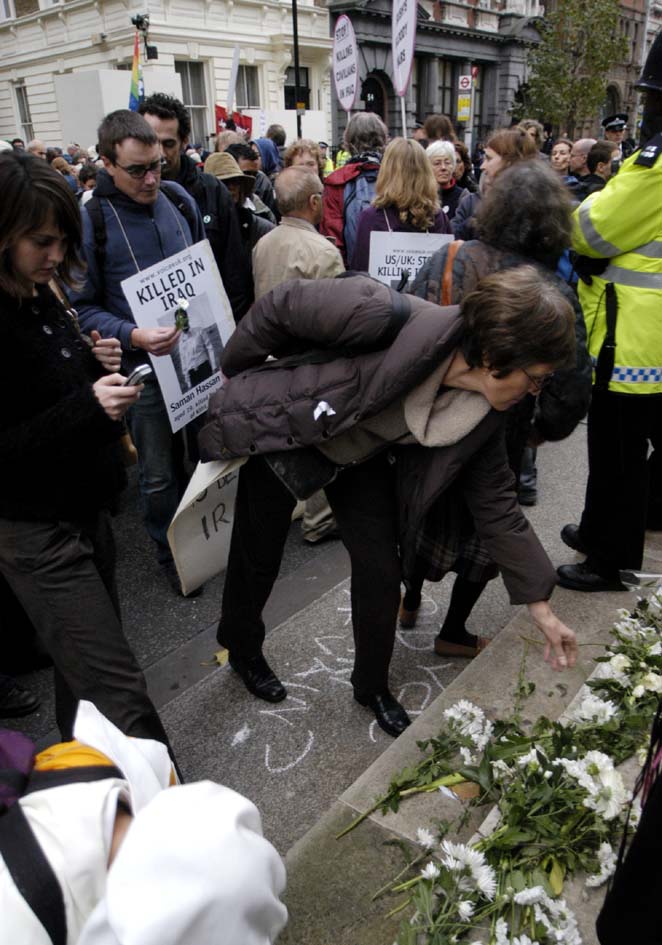 Anti war protesters lay flowers at cenotaph.