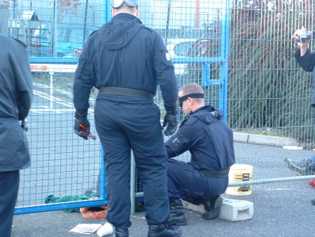 Cutting one of the D-locks