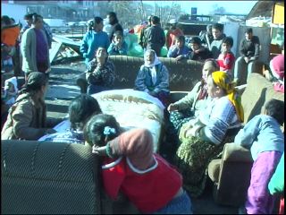 In spite of the cold, the Rroms remained with their families among the ruins of