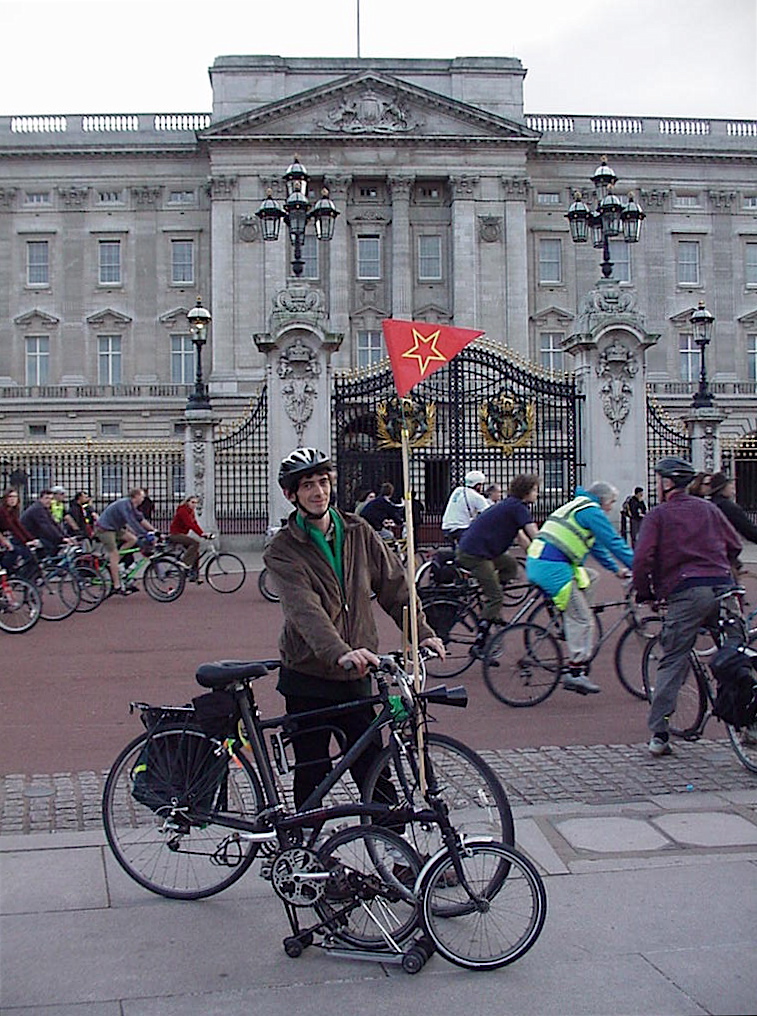 A CM newcomer enjoying a brief rest stop in front of the House of Parasites