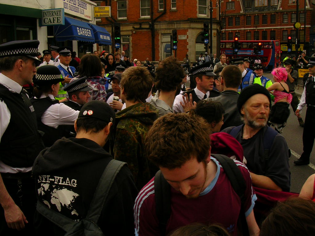 Police create a "Bubble" preventing Protestors from leaving