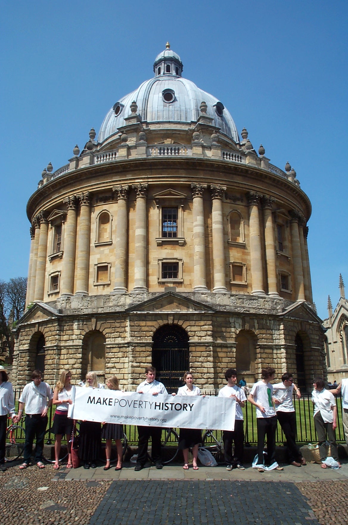 Make Poverty History campaigners form a human ring around Radcliffe Camera