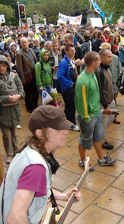 Happy singalong with buskers