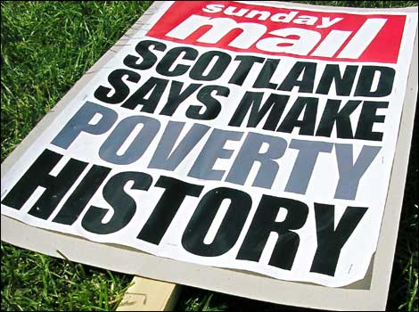 'Scotland says Make Poverty History' Sunday Mail placard