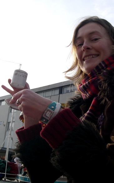 Note the outer upper lifted pinky (small finger) in this pleasant picnic-er