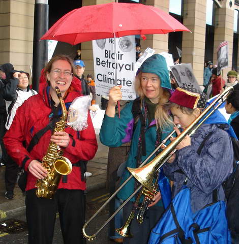 Cheerful musicians despite the rain