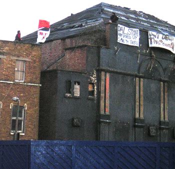 Sat 25th .. occupation continues, with activists at the roof.