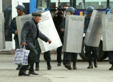 Azerbaijan: Riot cops intimidate public