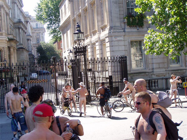 showing bliar some arse