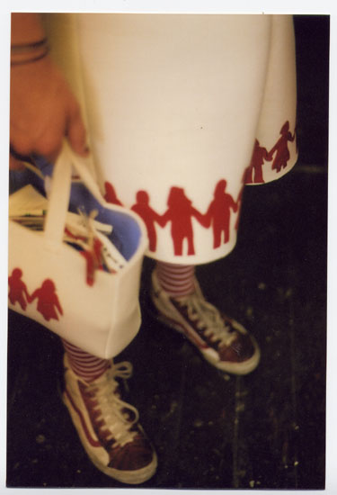 With handbag and pegs for the preformance