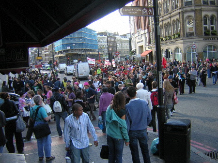 General view of the demonstration at London Bridge.