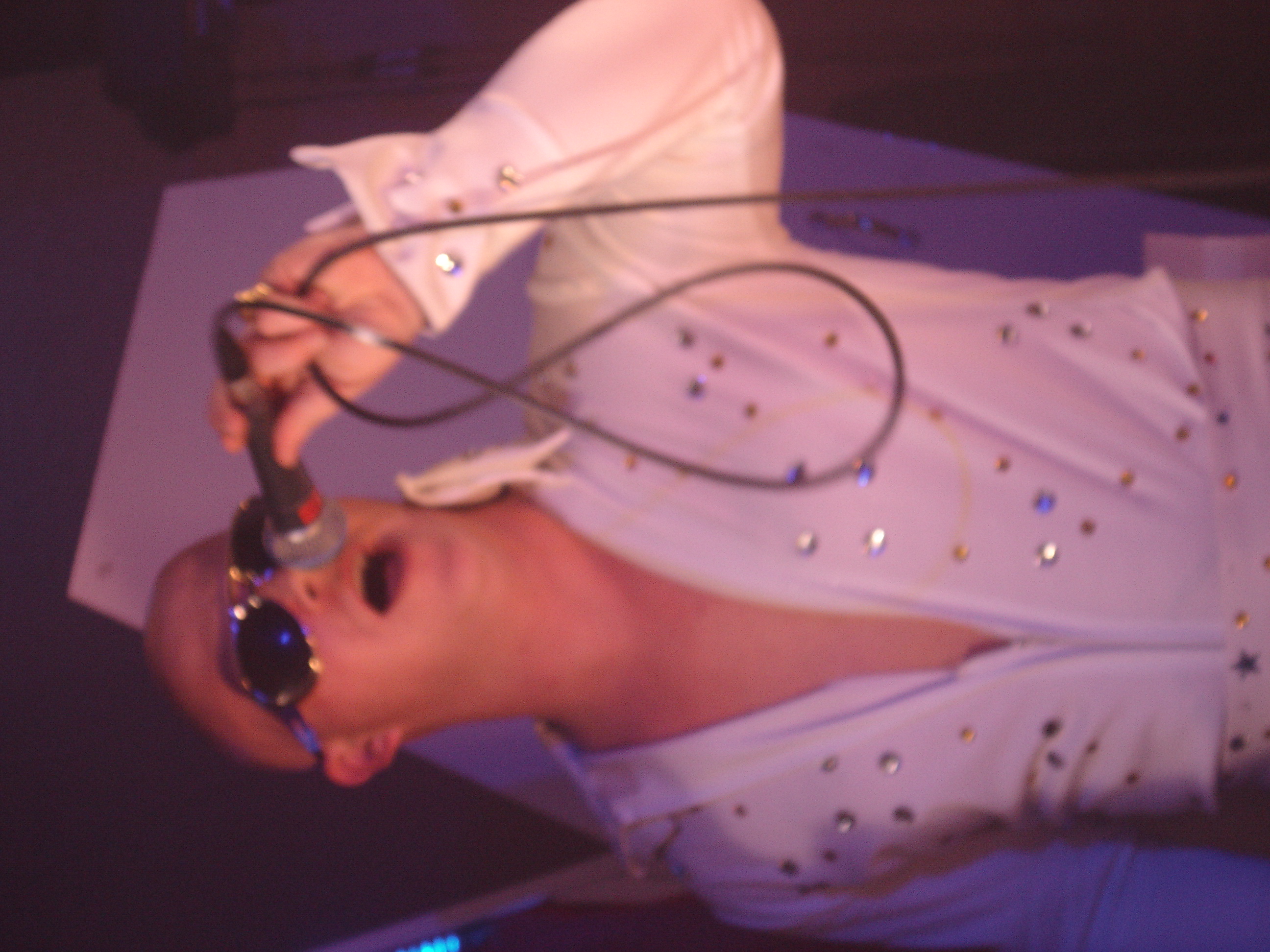 Elvis Preseli with his onstage manager in the background