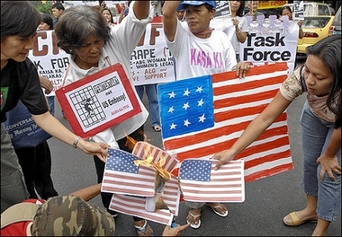 Anti-US demonstrators protest 02 January 2007 near the US embassy in Manila