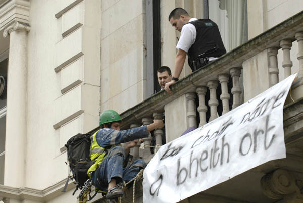 Police ask "G" to come off the building