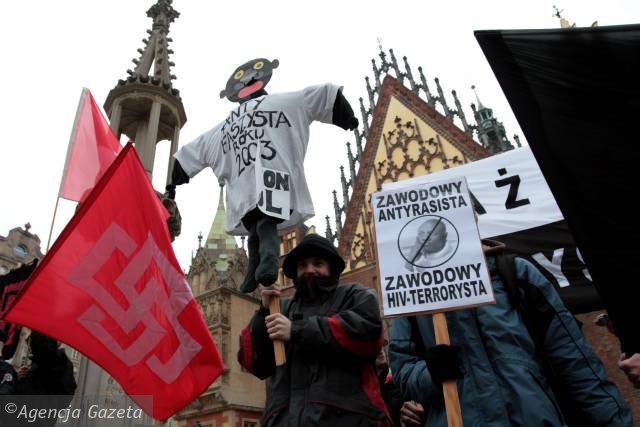 Pictures by Gazeta.pl, "The antifascist of the year" - puppet of Polish black